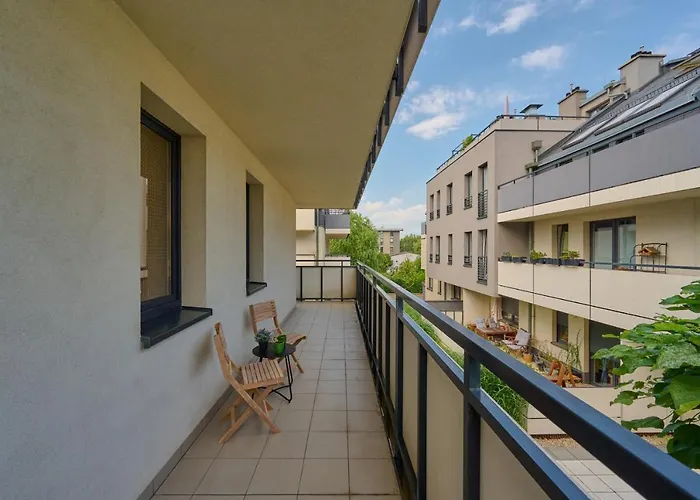 Elegant 1 Bedroom Apartment With Balcony In Wroclaw By Noclegi Renters