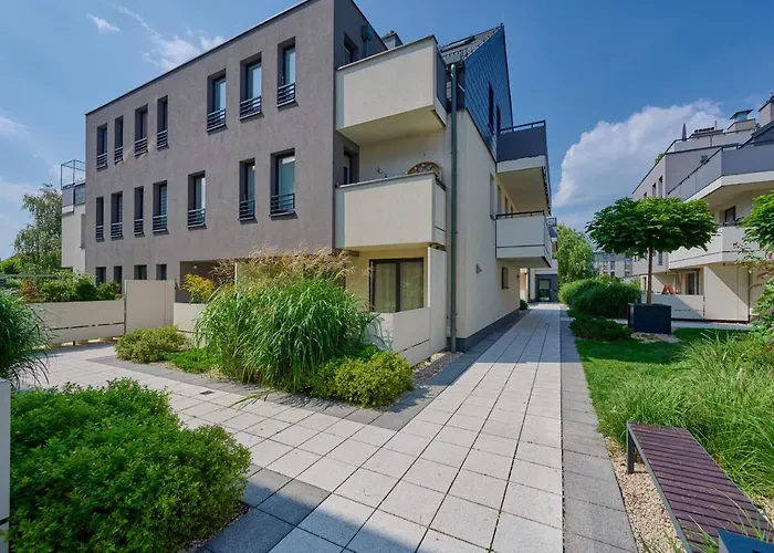 Elegant 1 Bedroom Apartment With Balcony In Wroclaw By Noclegi Renters