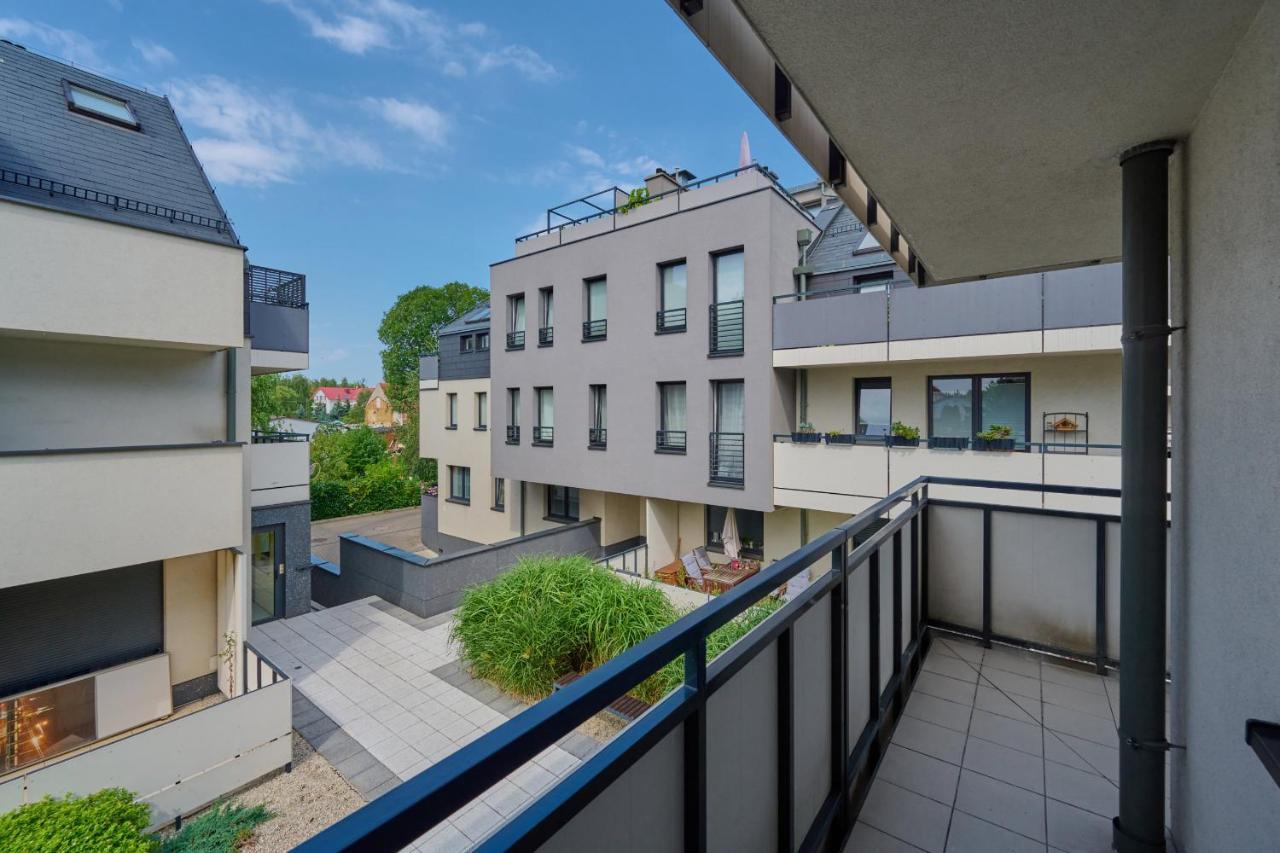 Elegant 1 Bedroom With Balcony In By Renters Apartment *