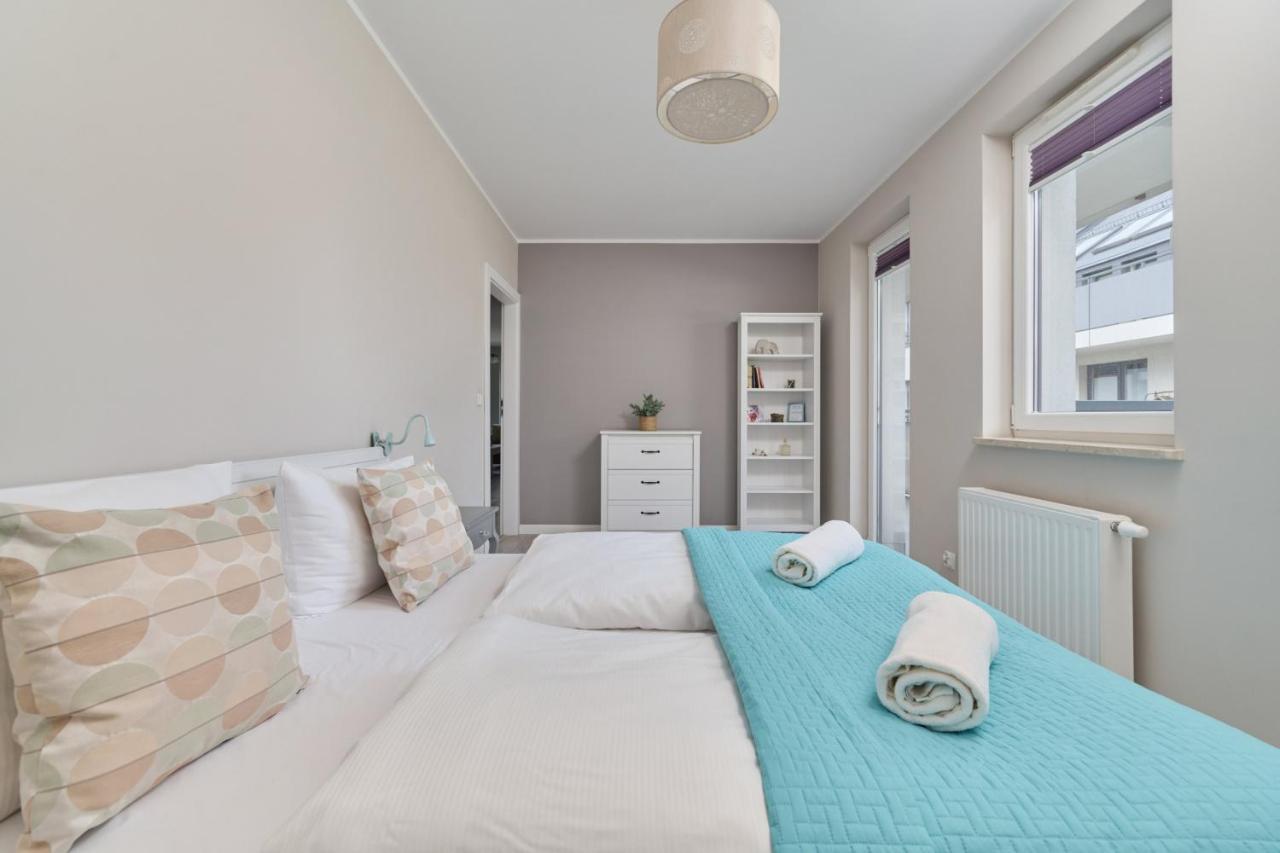 Elegant 1 Bedroom With Balcony In By Renters Apartment *