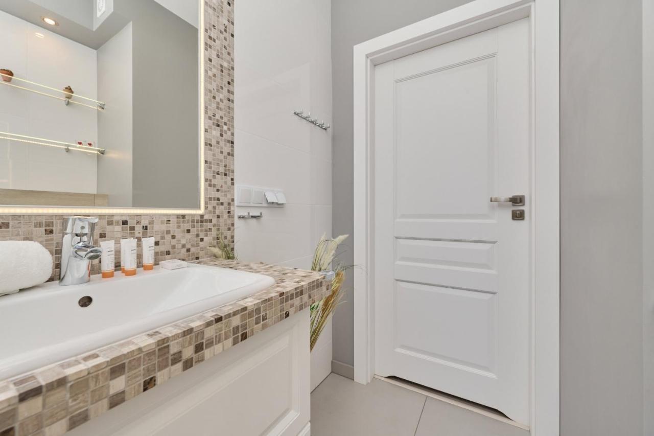 Elegant 1 Bedroom With Balcony In By Renters